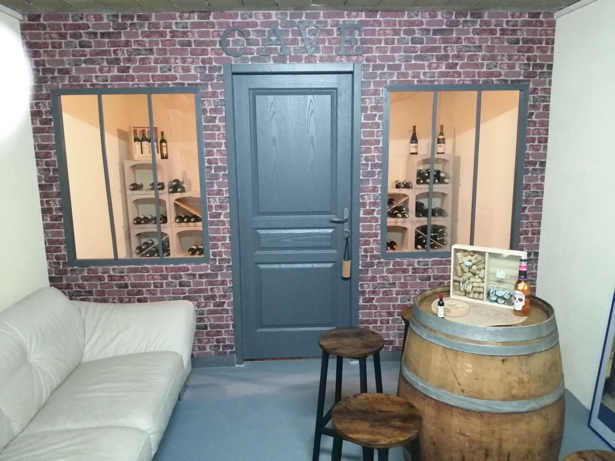 aménagement d'une petite cave à vin vitrée dans un salon