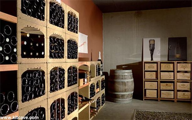cave aménagée avec le bloc à vin en argile rouge et étagère en bois pour bouteille