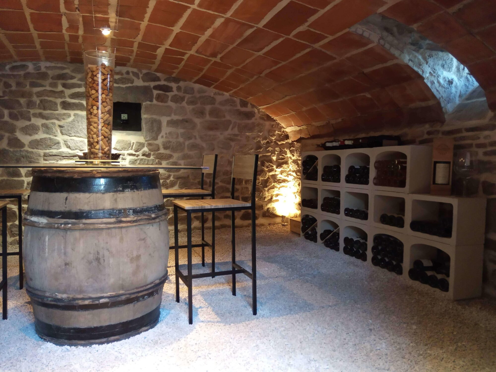 aménager une cave à vin et ranger les bouteilles dans un casier