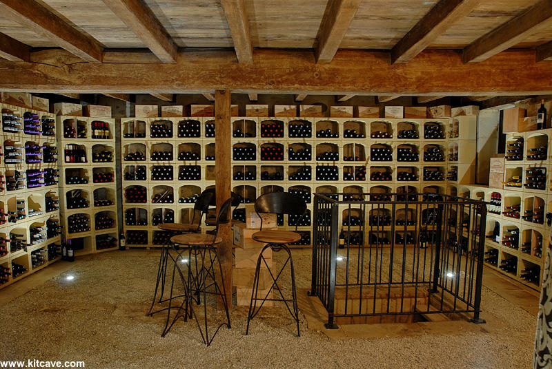 Aménagement cave à vin et casier de rangement pour bouteilles dans une maison ou un sous sol de garage.