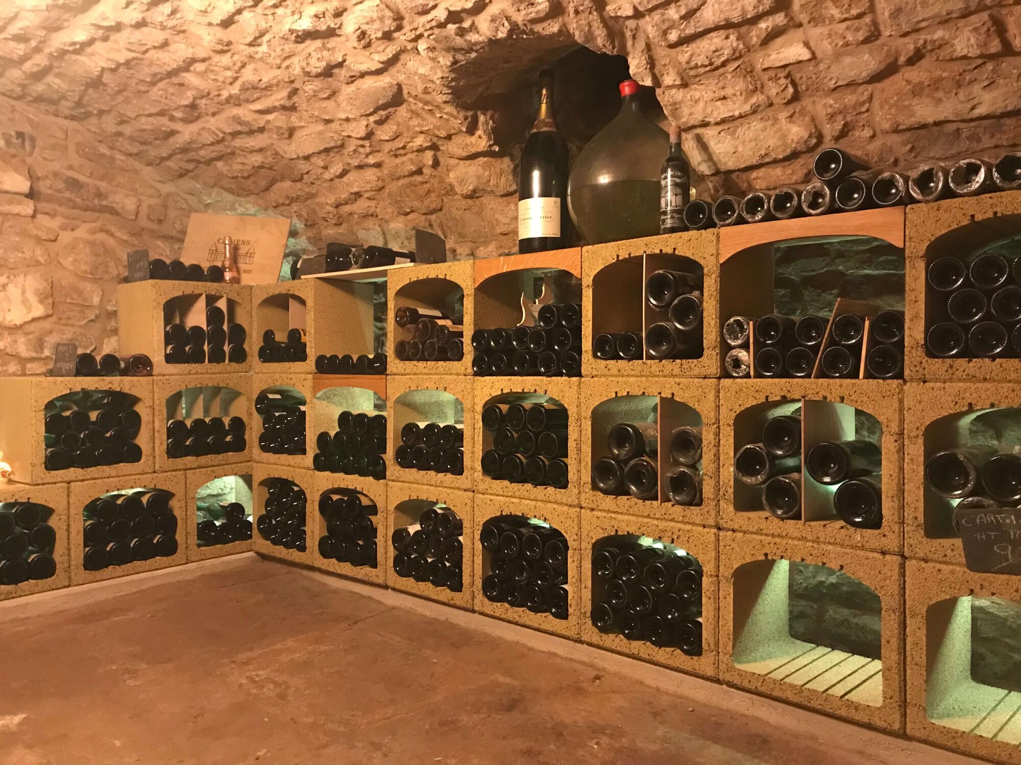 cave à vin enterrée et voûtée