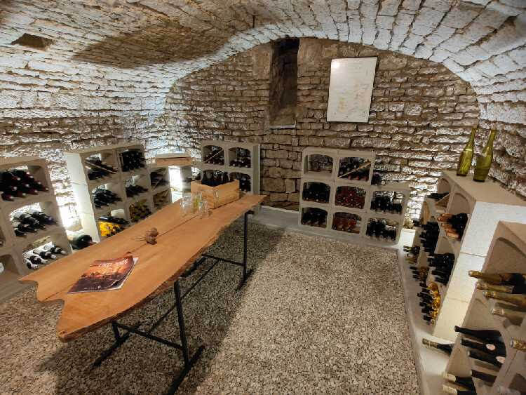 casier à vin en pierre reconstituée dans une cave voûtée et enterrée