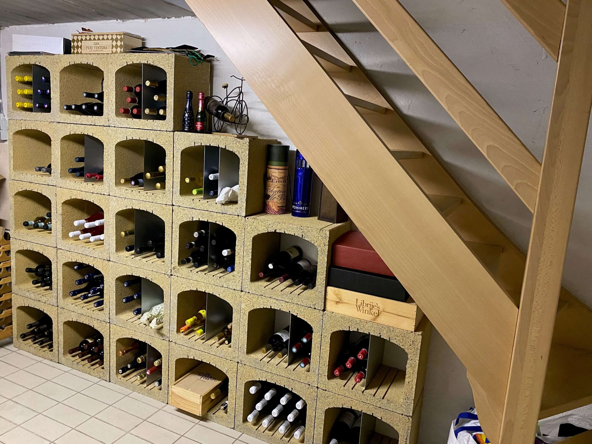 aménager une cave à vin sous un escalier pour le stockage des bouteilles