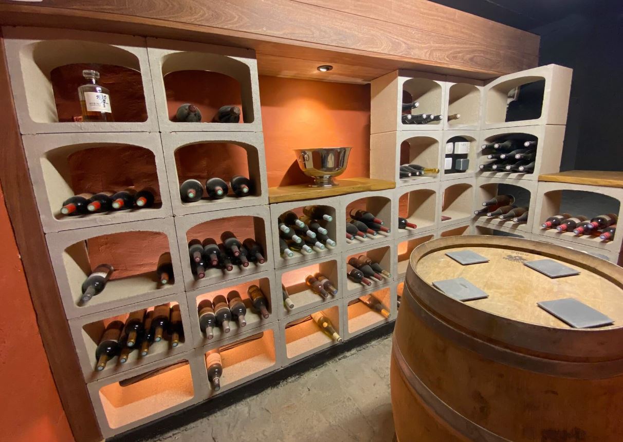 Range bouteille en pierre et étagère pour cave à vin.