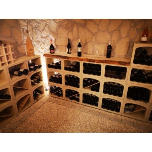 Aménagement d'un espace de dégustation avec comptoir en bois posé sur des casiers à vin en pierre KitCave