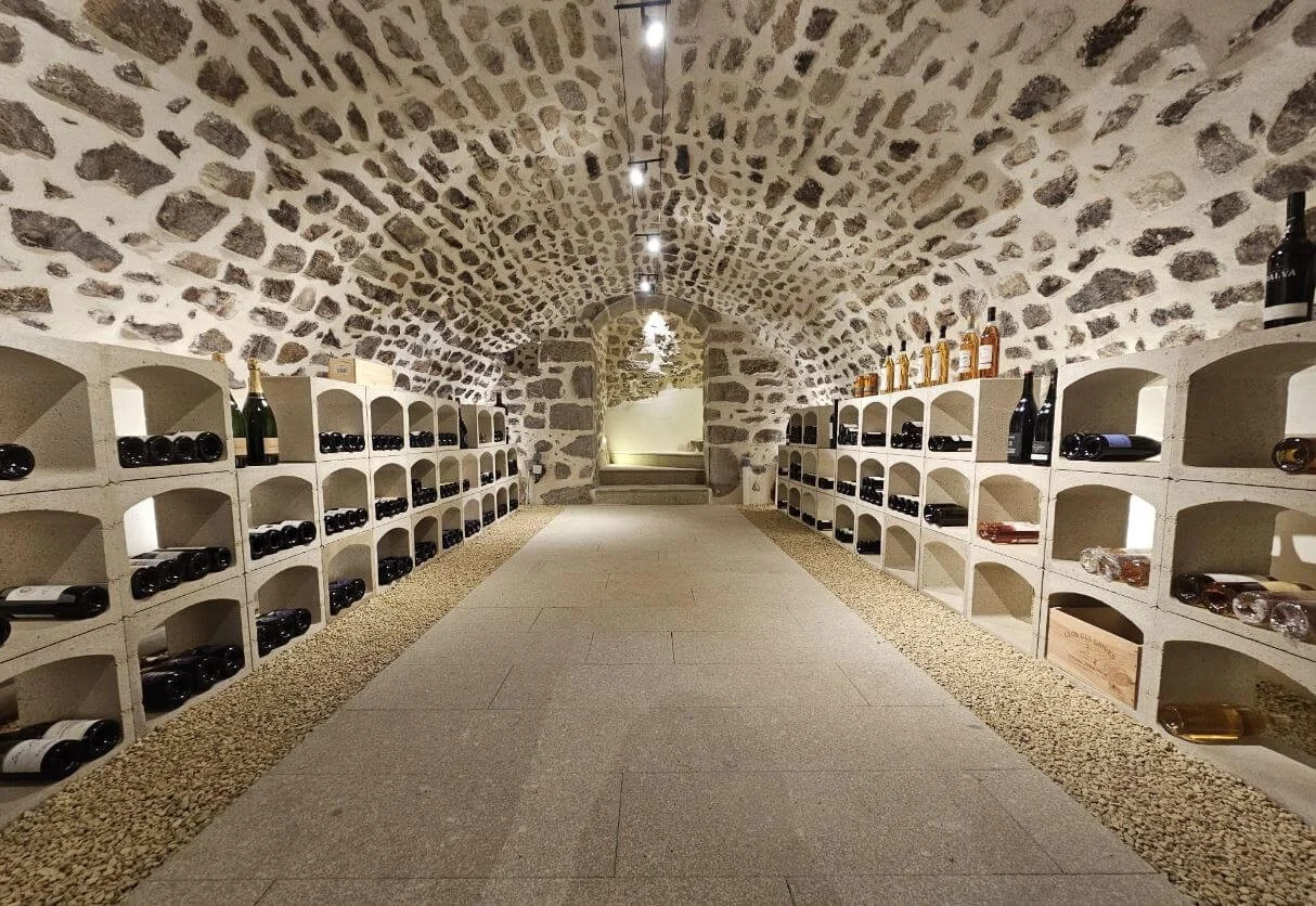 Aménagement cave à vin avec des casiers à bouteilles KitCave Aménagement d'une cave à vin voûtée en pierre avec les casiers bouteille KitCave modulables en pierre naturelle